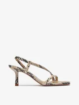 Sandalias de tacón con estampado de serpiente, puntera cuadrada y tiras finas. Fabricadas en Portugal con piel responsable.
