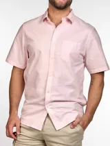 Camisa rosa claro de corte clásico con mangas cortas, cuello abotonado y bolsillo en el pecho.
