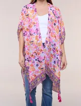 Kimono de gasa ligera con estampado floral en tonos rosados, anaranjados y violetas. Presenta diseño abierto al frente, mangas amplias tipo kimono y detalle de borlas en el ruedo asimétrico.
