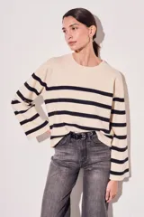 Sweater de punto con diseño a rayas horizontales en color crema y marrón, de corte holgado, cuello redondo y mangas largas acampanadas.