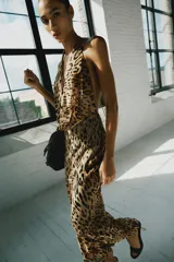 Vestido midi de cuello halter, escote en pico y espalda descubierta, con estampado animal print.