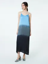 Vestido largo con breteles finos y escote en V, con diseño degradado en tonos celeste, gris y negro.