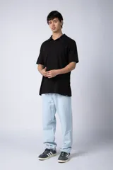 Chomba de manga corta en color blanco, con cuello clásico y cierre frontal de dos botones. Presenta un corte recto y diseño minimalista.