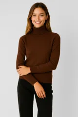 Polera de manga larga color marrón, con cuello tortuga y puños y ruedo acanalados.