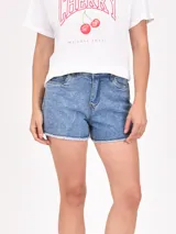 Short de jean azul con lavado gastado, corte clásico, cinco bolsillos y ruedo deshilachado.