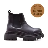 Bota corta de cuero negro con elástico lateral, plataforma y suela track.