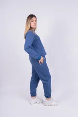 Pantalón jogger color marrón con cintura elástica, cordón ajustable y logo bordado en blanco.