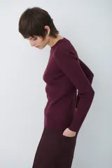 Buzo de tejido morley color marrón, con cuello redondo y mangas largas, de corte ajustado al cuerpo.