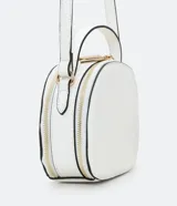 Bolso pequeño de cuero sintético blanco, con forma redondeada, correa larga ajustable y cierre de cremallera.