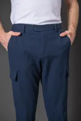 Pantalón cargo color beige con bolsillos laterales y corte recto.