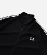 Campera deportiva de cuello alto con cierre frontal completo, mangas largas con rayas laterales blancas contrastantes y bolsillos laterales. Presenta un bordado pequeño en el pecho.