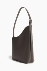Bolso shopper asimétrico de tejido revestido color marrón oscuro, con diseño de corte diagonal en la parte superior, correa de hombro ajustable y detalle de tira colgante.