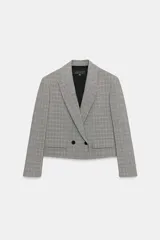 Blazer corta de corte recto con estampado de cuadros, cuello con solapas de muesca, hombreras y manga larga. Presenta un diseño cruzado con doble botonadura y falsos bolsillos con solapa en el frente.