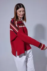 Blazer de pana color crema con solapas clásicas, cierre frontal de un botón y puños con detalle de tejido a rayas. Presenta un corte estructurado y elegante.