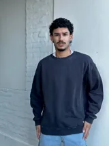 Buzo negro de algodón, corte oversize.