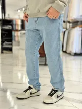 Pantalón de jean gris con lavado ácido, corte holgado de estilo oversize y diseño recto.