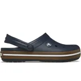 Zuecos Crocs Crocband Gum de color azul marino, con una banda marrón estilo caramelo y una línea blanca en la suela. Cuenta con perforaciones en la parte superior y correa pivotante en el talón.
