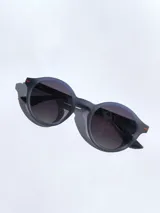 Lentes de sol Osten modelo Niza con armazón redondo de acabado mate en color mostaza y cristales oscuros polarizados con protección UV 400.
