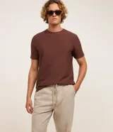Pantalón masculino relaxed fit confeccionado en oxford de algodón, color beige, con trabillas en la cintura y cordón ajustable con lazo. Cuenta con bolsillos delanteros y traseros.