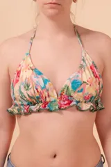 Top de bikini triangular con estampado floral, tiras para atar en cuello y espalda, detalle de volado en la base y bolsillo interno para colocar copa removible o prótesis externa. Confeccionado con tela que contiene fibra LYCRA® XTRA LIFE™.