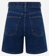 Short de jean azul oscuro, de tiro medio, con trabillas, bolsillos delanteros y traseros, cierre con botón y cremallera, y costuras contrastantes.