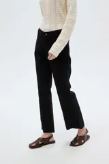 Pantalón jean negro de tiro medio y corte flare, con bolsillos laterales y traseros.
