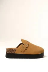 Zueco de plataforma color camel, confeccionado en material tipo gamuza, con detalle de hebilla metálica lateral y base de corcho con suela de goma negra.