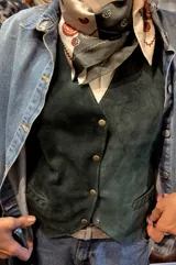 Chaleco de cuero verde pino con botones dorados.