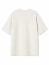 Remera negra de corte holgado, con cuello redondo y mangas cortas. Presenta un pequeño estampado tipográfico en el centro del pecho con las palabras "SUNDAY GOODS".