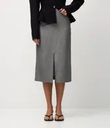 Pollera lápiz de sastrería color gris con finas rayas verticales, cintura estructurada con trabillas, caída recta y una abertura frontal discreta.