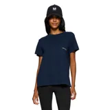Remera de corte holgado color azul marino, con cuello redondo, mangas cortas y un bolsillo frontal en el lado izquierdo con el logo de la marca estampado.