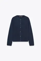 Chaqueta de punto color azul marino, con cuello redondo, manga larga y cierre frontal con botones. Los acabados son en rib a tono.