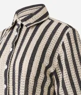 Camisa corta de algodón a rayas verticales color beige y negro, con cuello clásico, manga corta y cierre frontal con botones.