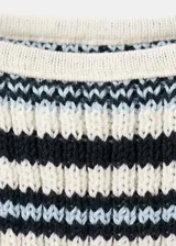 Top de punto a rayas horizontales en tonos celestes, azules y blancos, con tirantes finos y escote redondo.