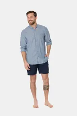 Short de baño azul marino liso, con cintura elástica y cordón regulable. Incluye bolsillos laterales tipo cargo y suspensor de malla fina.