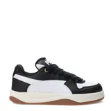 Championes urbanos Puma modelo Park Luna, con diseño bicolor en negro y blanco. Presentan una silueta clásica con cordones gruesos, suela de goma color caramelo y entresuela en tono crema.