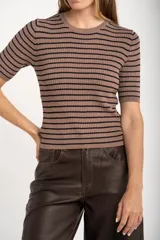 Sweater de punto acanalado color beige con hilos metalizados, de manga corta y escote redondo, corte ajustado al cuerpo.