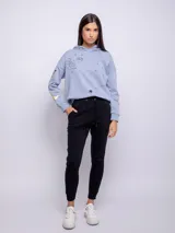 Babucha de corte ajustado en color negro, con pretina elástica, cordón de ajuste y bolsillos laterales.