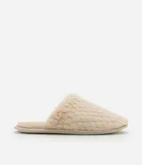 Pantufla cerrada de mujer confeccionada en tejido de poliéster con textura de pelo sintético en color negro, con suela de goma termoplástica.