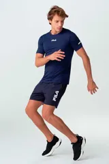 Short deportivo Fila Train 5 color azul marino, con bolsillos laterales y el logo de la marca estampado en blanco en la pierna.