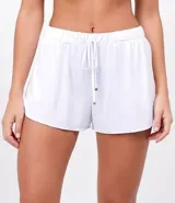 Short blanco de salida de playa con cintura elastizada ajustable con cordón.