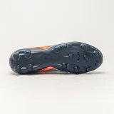 Championes de fútbol Umbro ILLUSION, color negro con detalles en naranja y logo blanco.