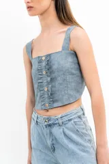 Crop top celeste con breteles anchos, escote cuadrado, volados verticales y botones de madera.