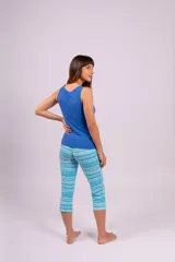 Pijama de algodón y lycra, compuesto por una musculosa azul con botones y un pantalón capri estampado en tonos celeste y blanco.