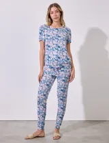 Conjunto de pijama marca Jesica Simpson, confeccionado en tejido soft con estampado floral en tonos azul y rosa. Incluye remera de manga corta con escote redondo y pantalón largo con cintura elastizada y lazo de ajuste.