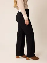 Pantalon de sarga de corte recto y tiro medio, con bolsillos laterales y cierre frontal con boton.