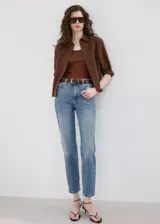 Jeans de denim azul con tiro medio, corte recto y largo al tobillo.