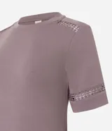 Blusa de viscosa color marrón topo, con cuello redondo y mangas cortas. Presenta aplicaciones de encaje tipo entremedios en las mangas y en la zona de los hombros.