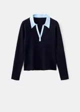 Jersey de punto grueso negro con mangas largas y cuello camisero superpuesto en color celeste.