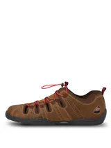 Sandalia deportiva cerrada de cuero marrón con aberturas laterales, sistema de ajuste rápido con cordón elástico rojo y suela de goma negra.